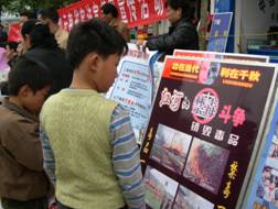 屏边县组织青年志愿者开展防艾禁毒法律宣传活动